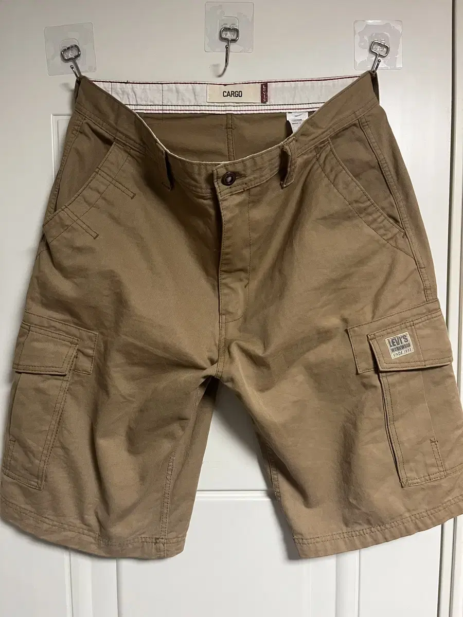 Levi's cargo beige shorts(34)